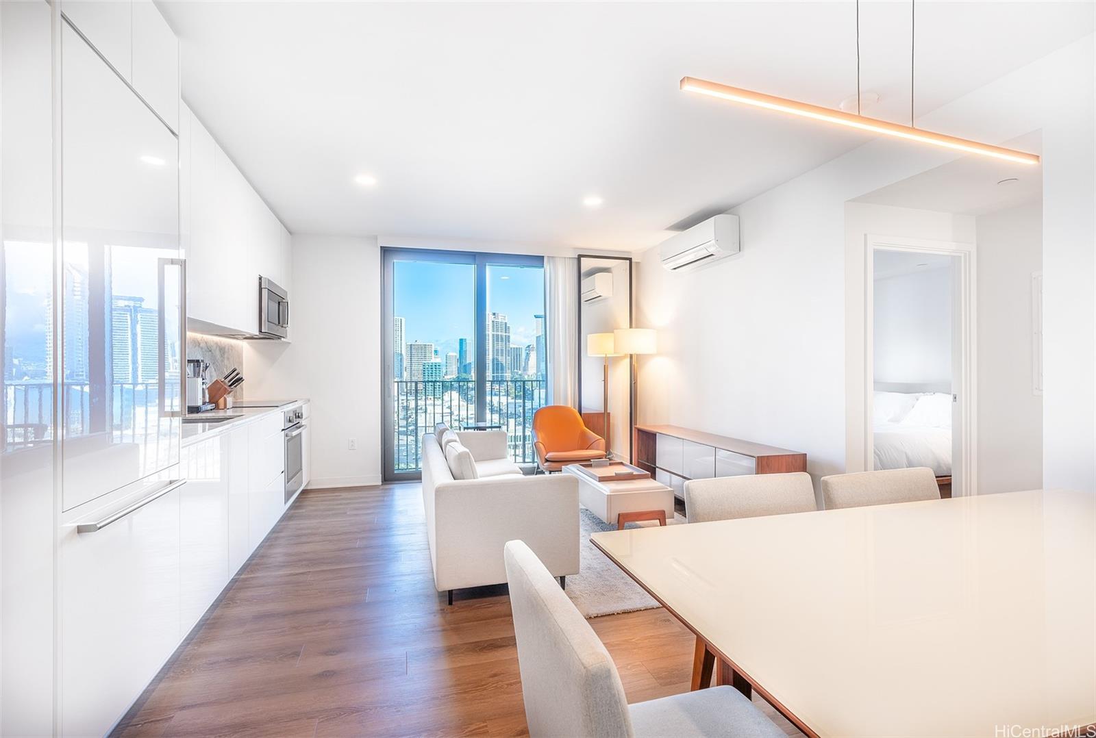 987 Queen Street 1303