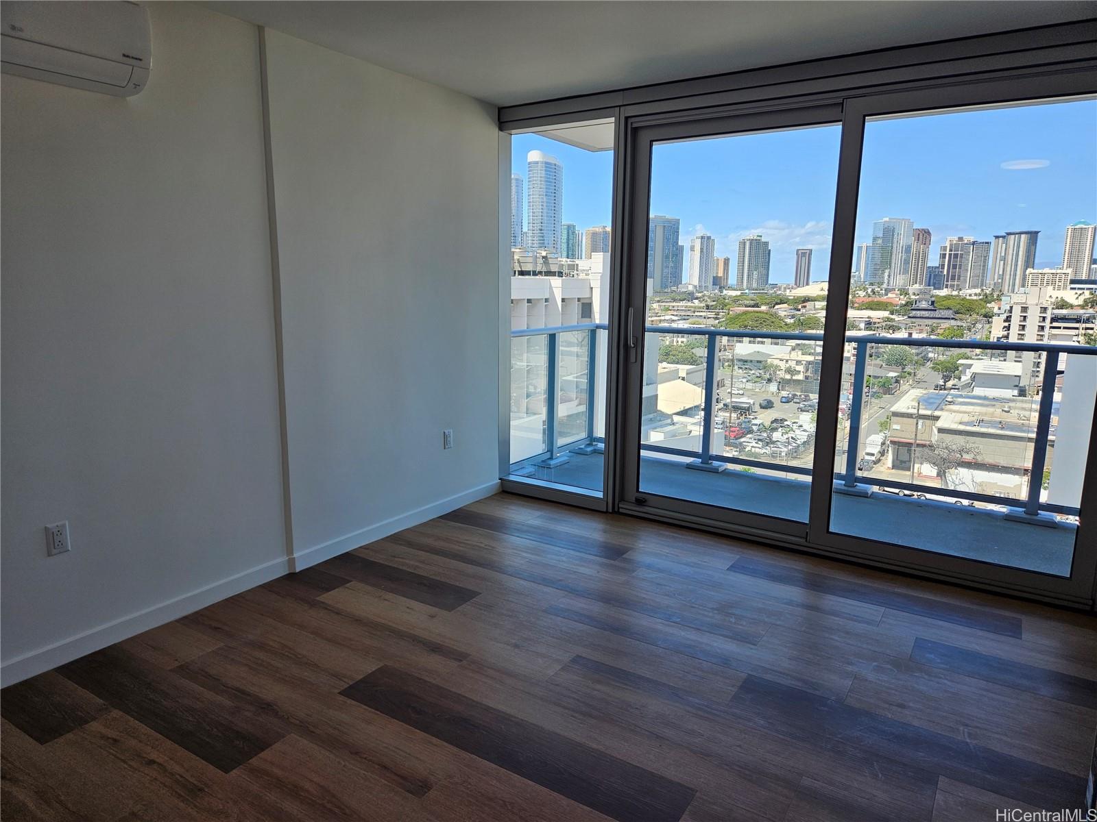 1515 Liona Street  Unit 1008