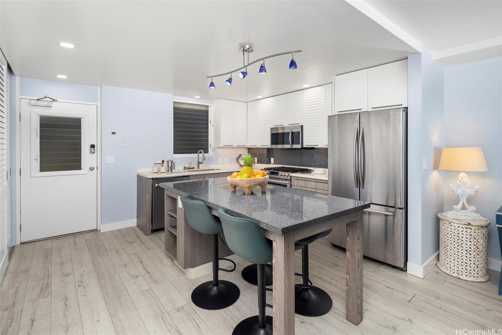 2895 Kalakaua Avenue  Unit 1402