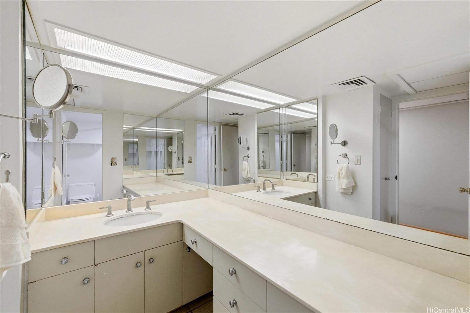 1860 Ala Moana Boulevard  Unit PH2201
