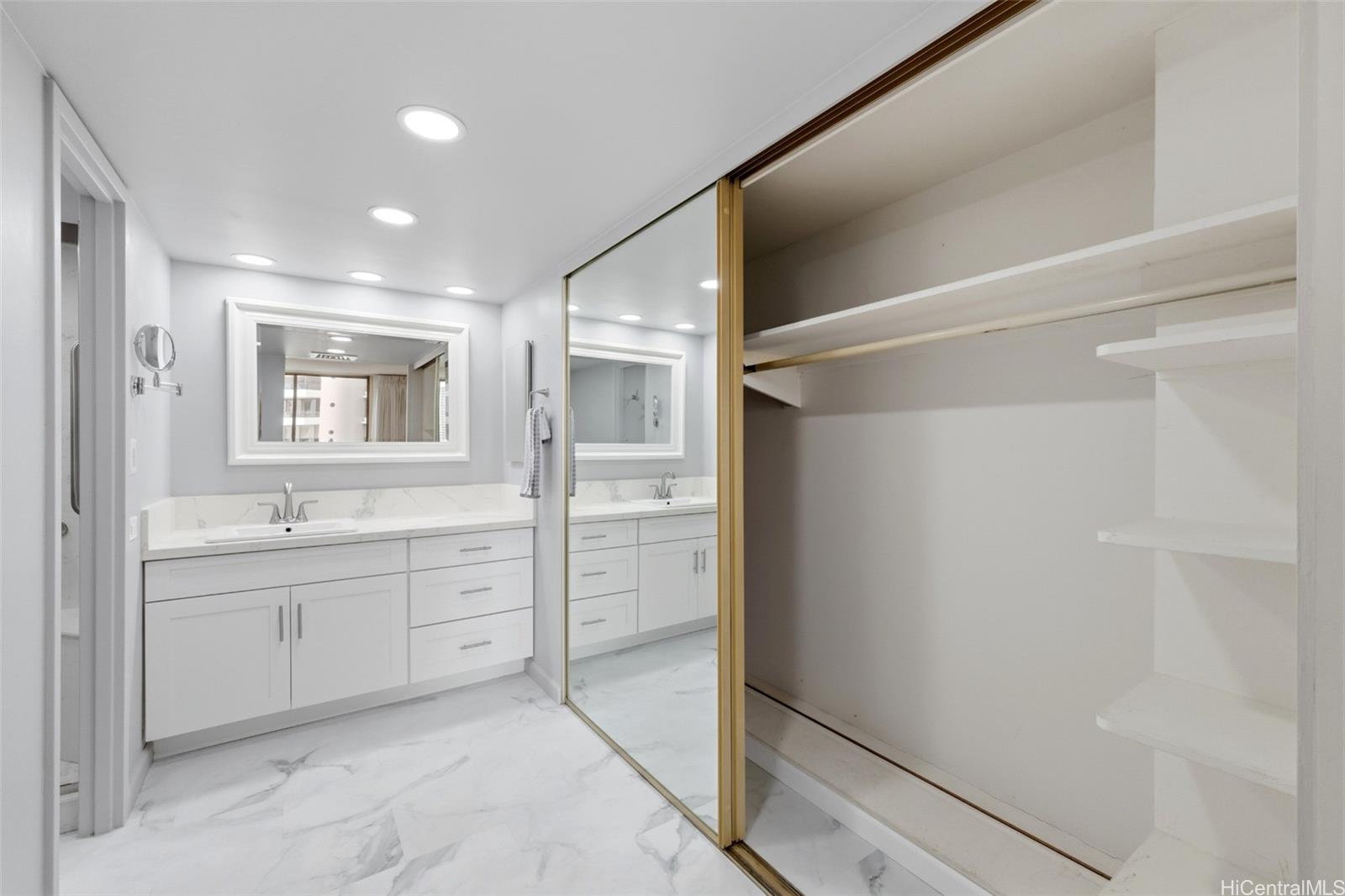 1860 Ala Moana Boulevard  Unit PH2201