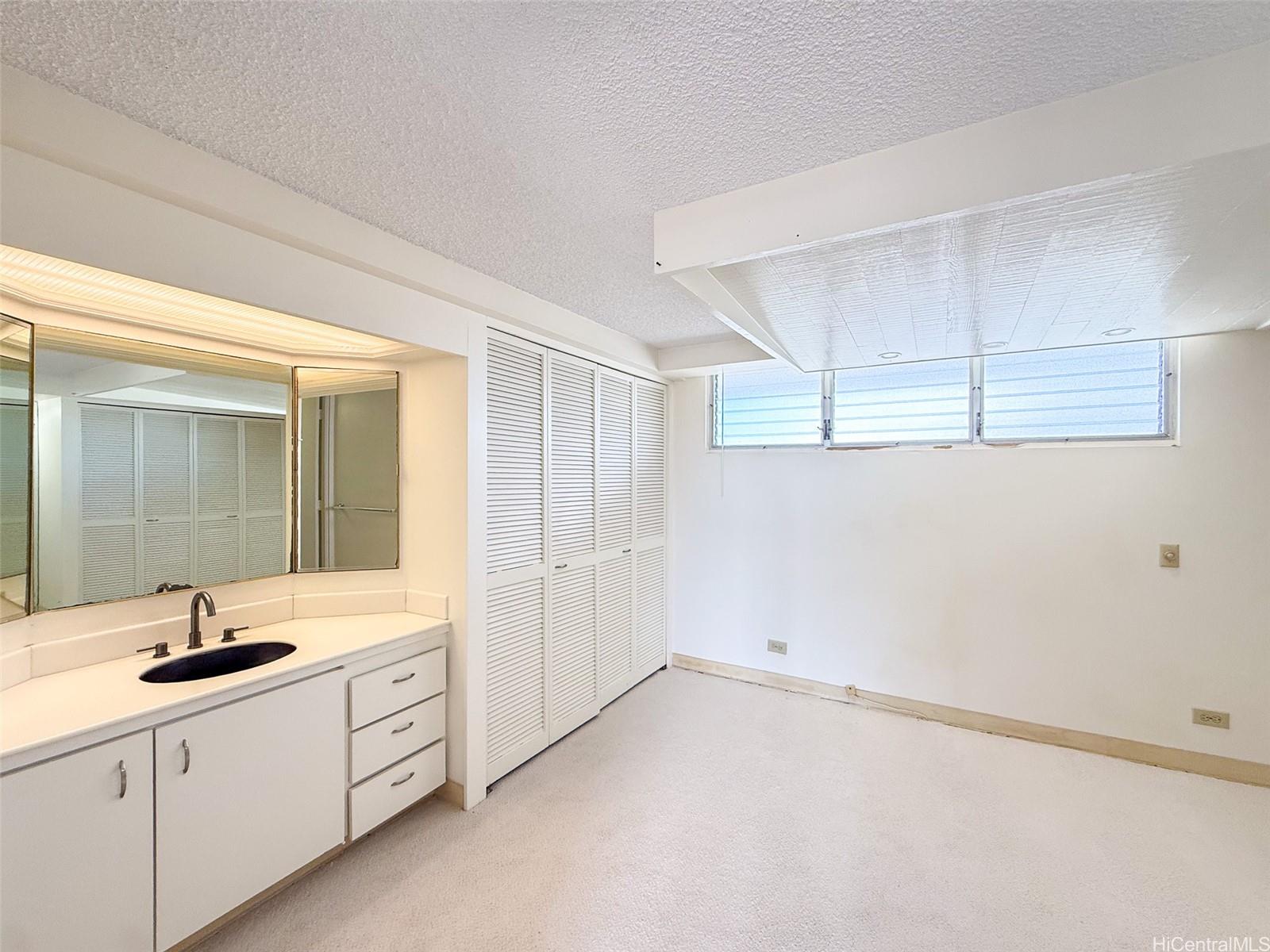 Photo 11 of 25
