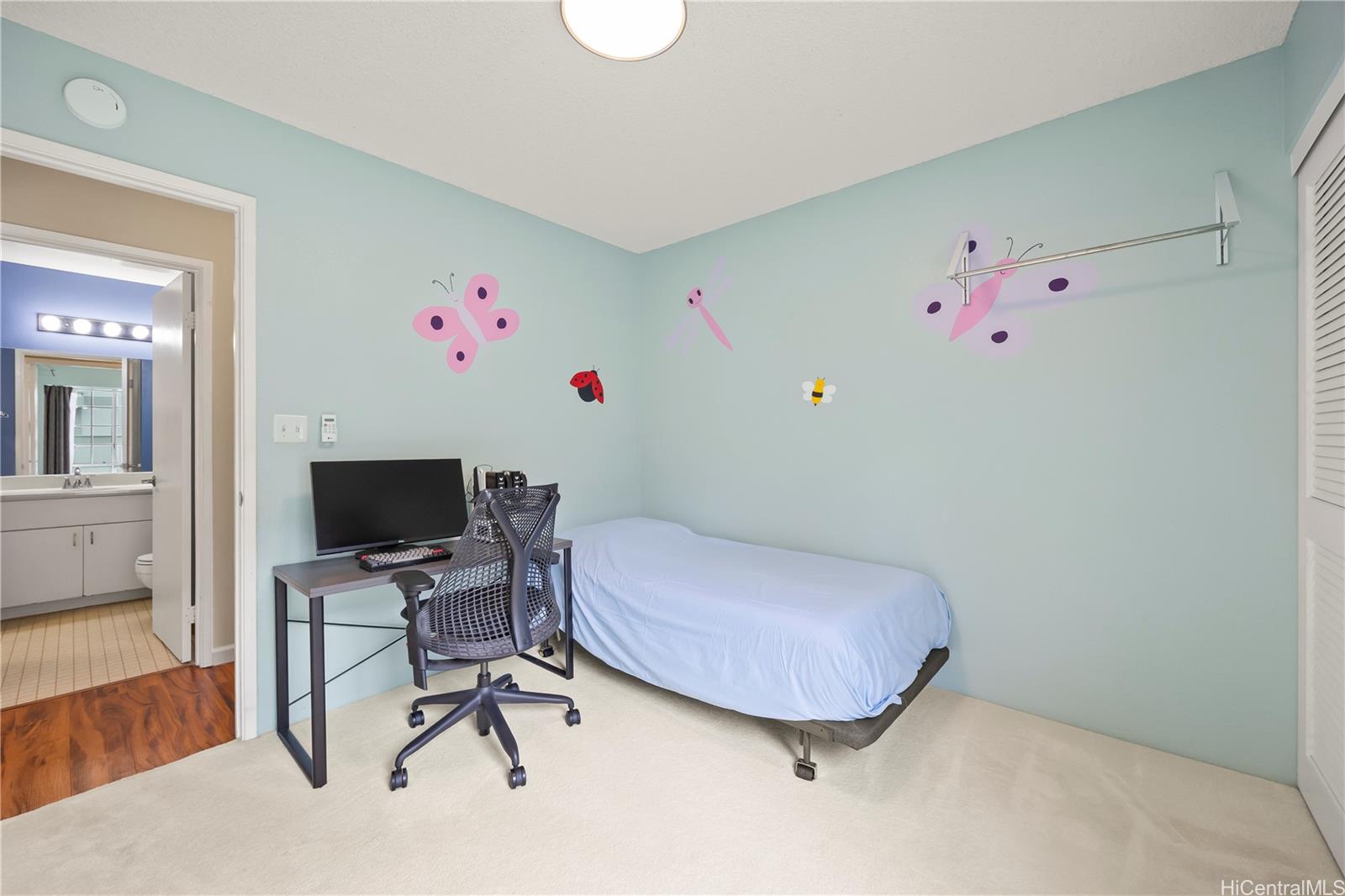 Photo 21 of 25