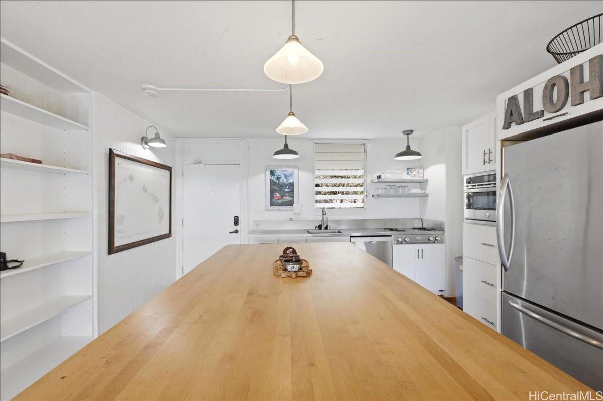 2895 Kalakaua Avenue  Unit 207