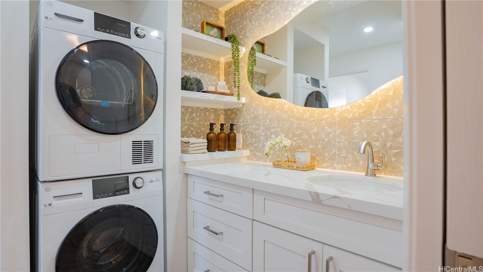 411 Hobron Lane  Unit 1212