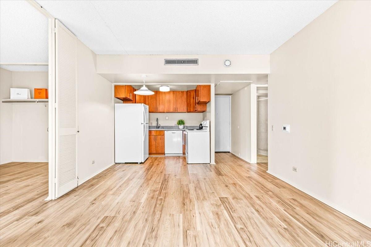 225 Queen Street  Unit 11E