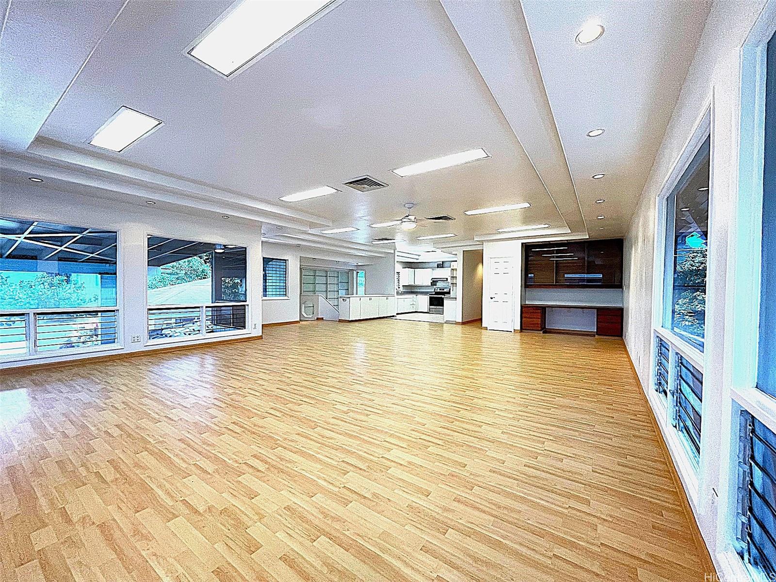 Photo 4 of 25
