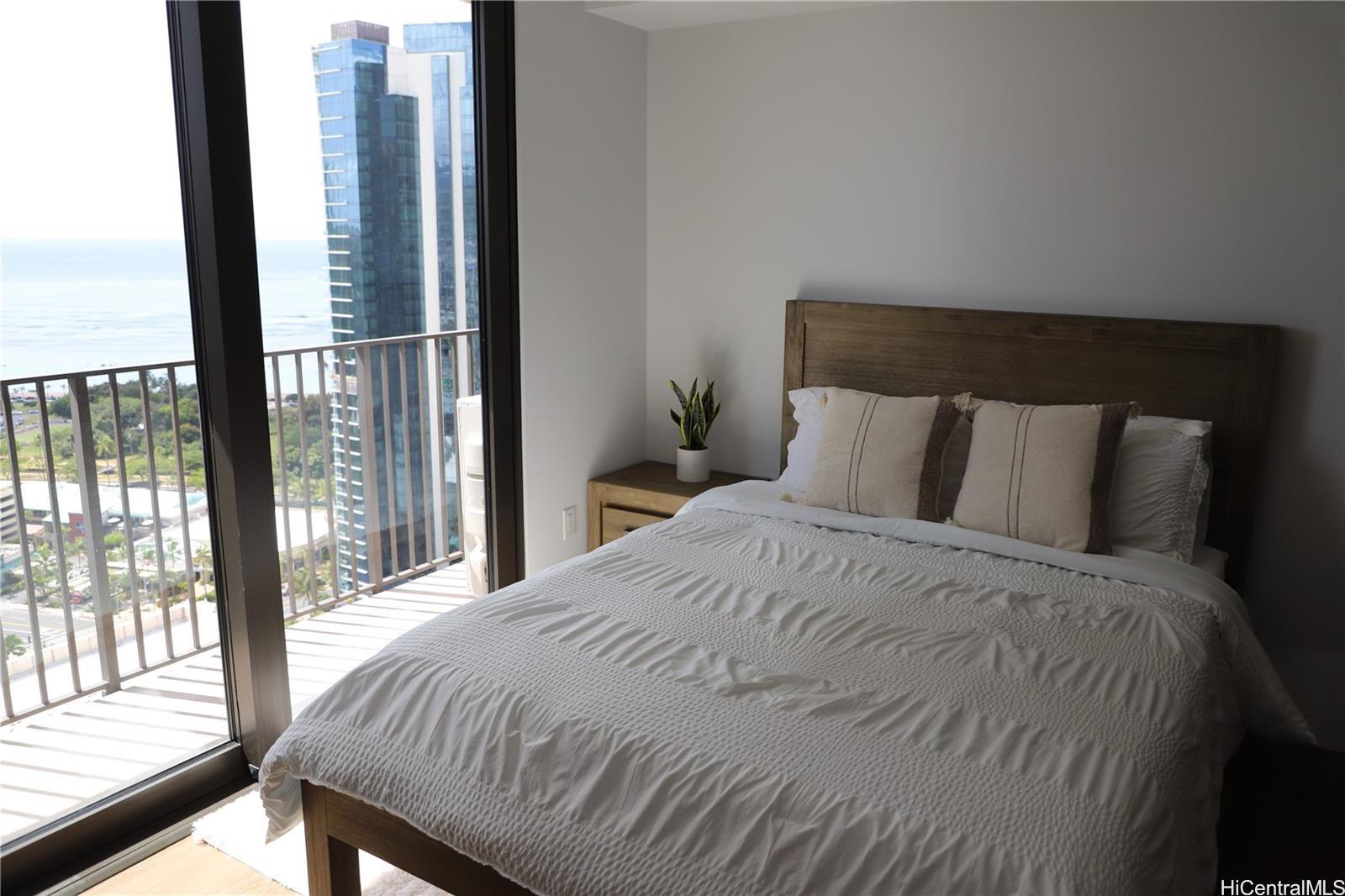 987 Queen Street 3006