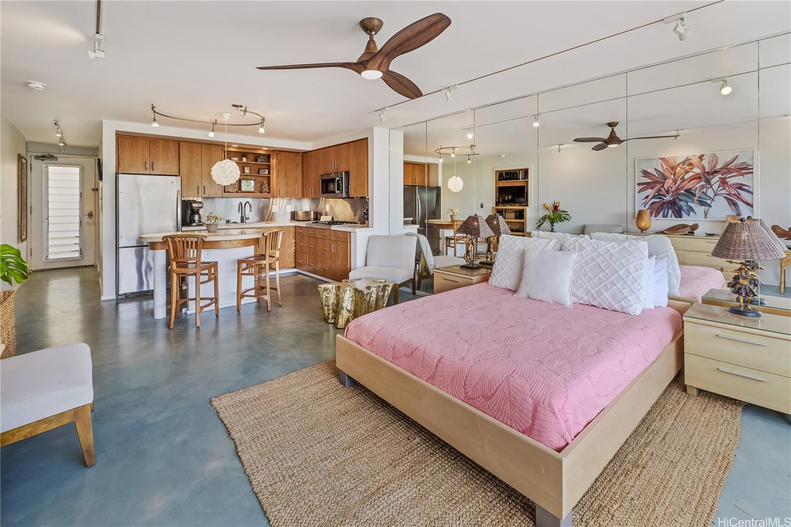 2895 Kalakaua Avenue  Unit 206