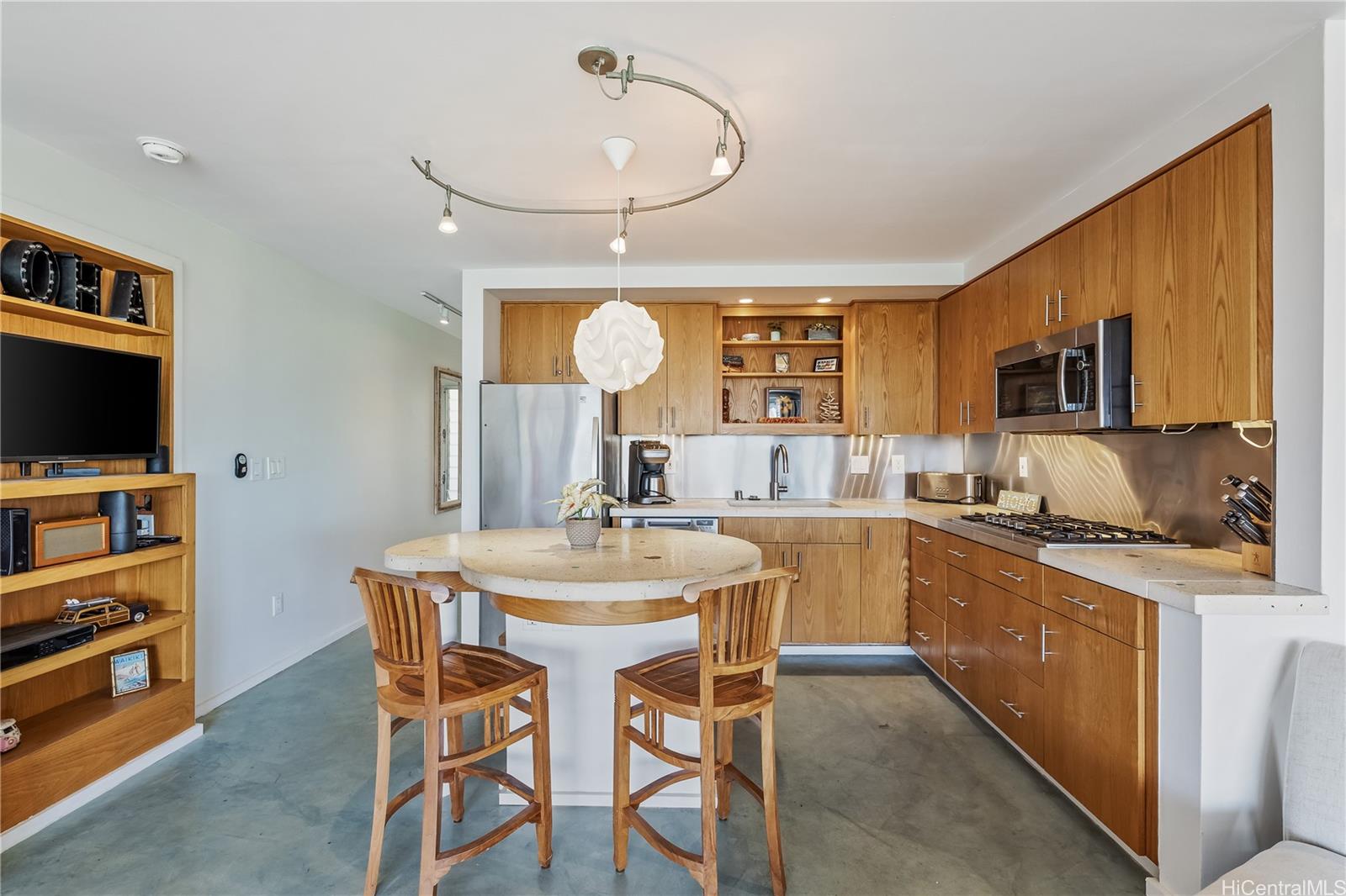 2895 Kalakaua Avenue  Unit 206