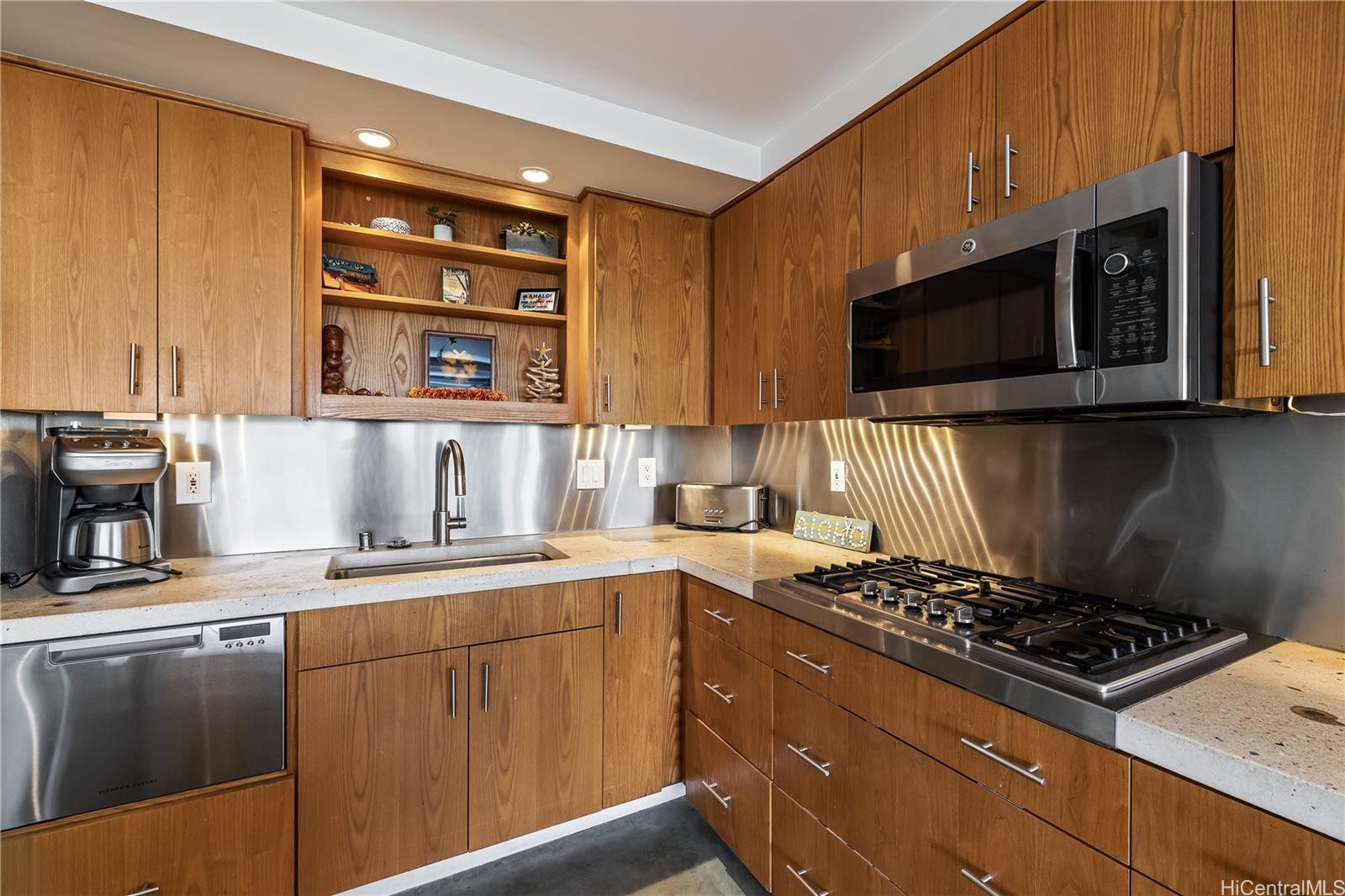 2895 Kalakaua Avenue  Unit 206