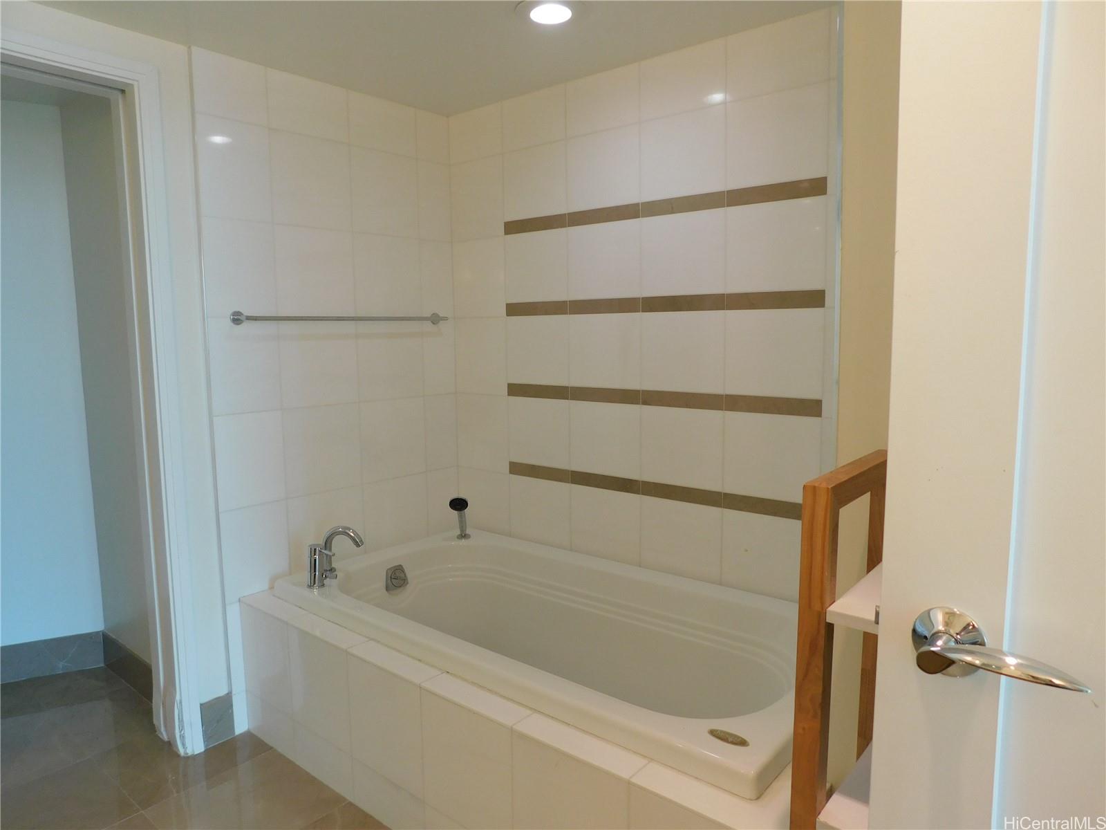 1177 Queen Street  Unit 1704