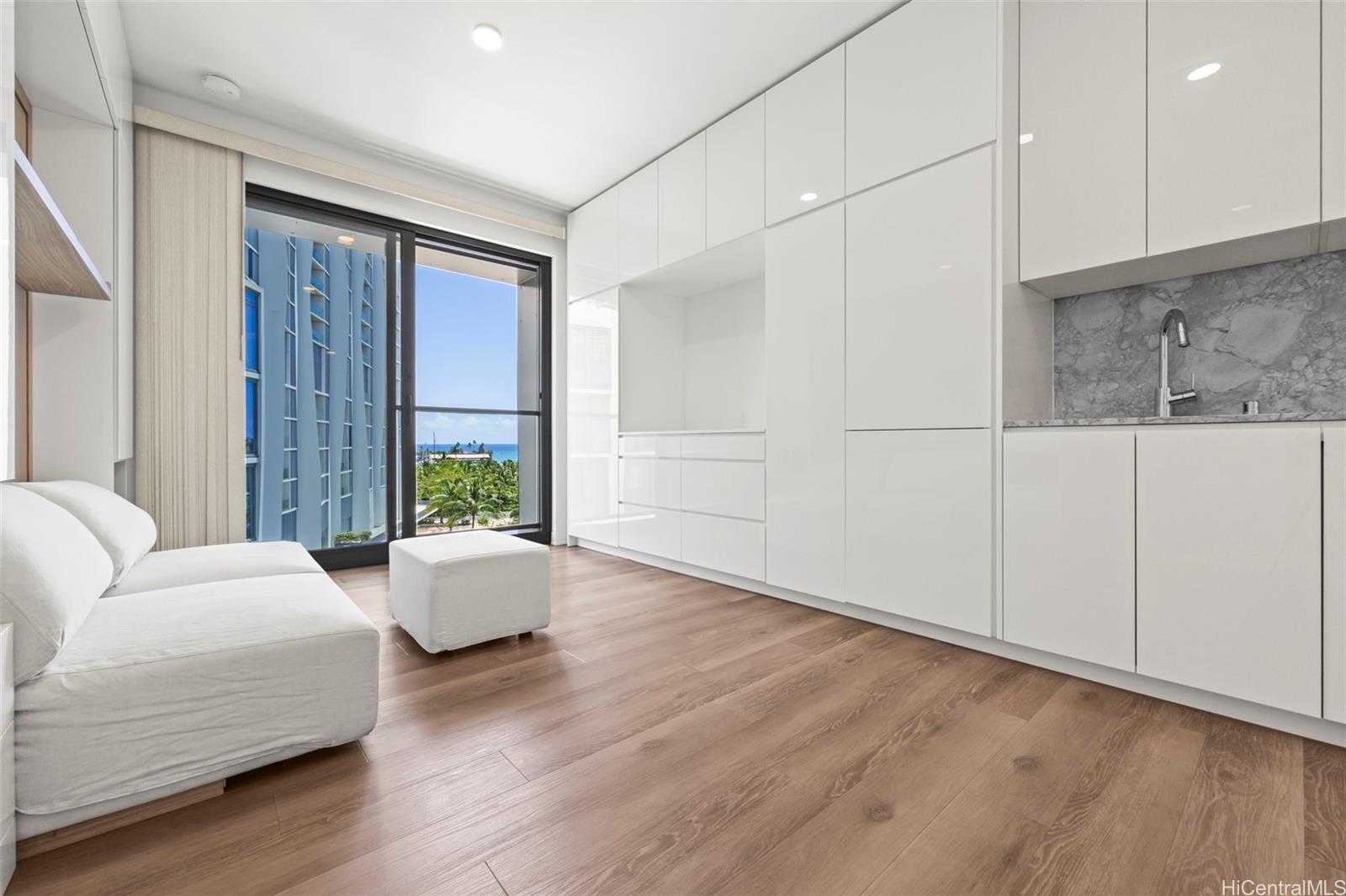 987 Queen Street 629