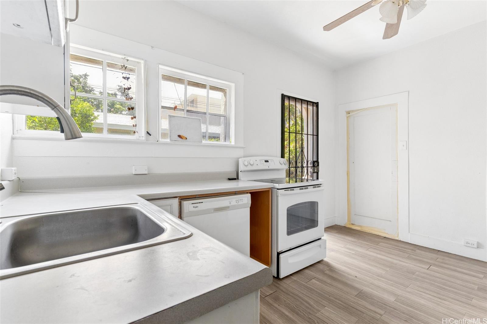 Photo 3 of 25