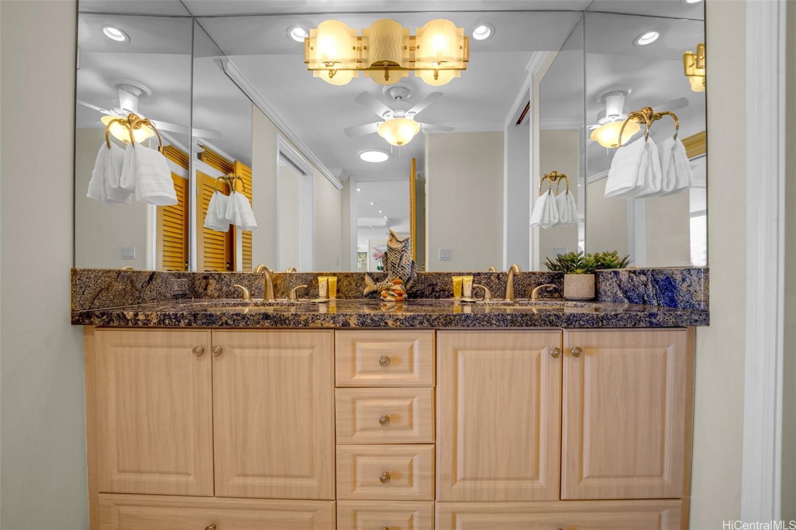 2877 Kalakaua Avenue  Unit 1004