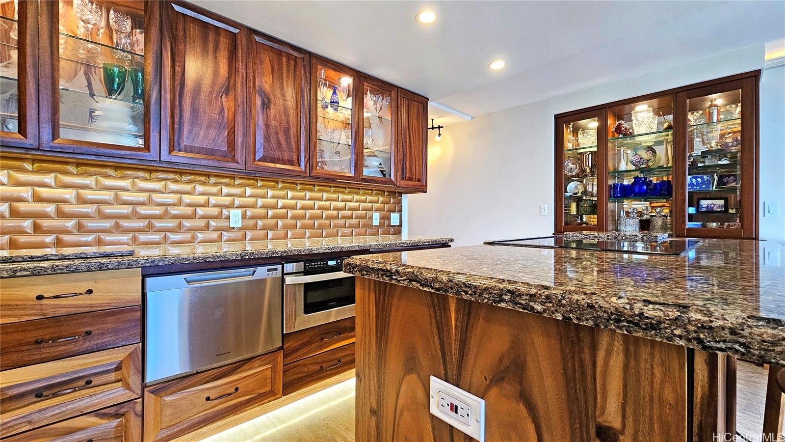 2999 Kalakaua Avenue  Unit 404