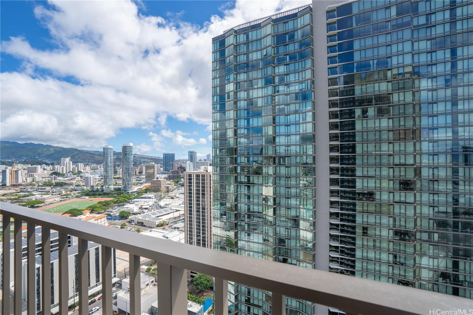 987 Queen Street 2610