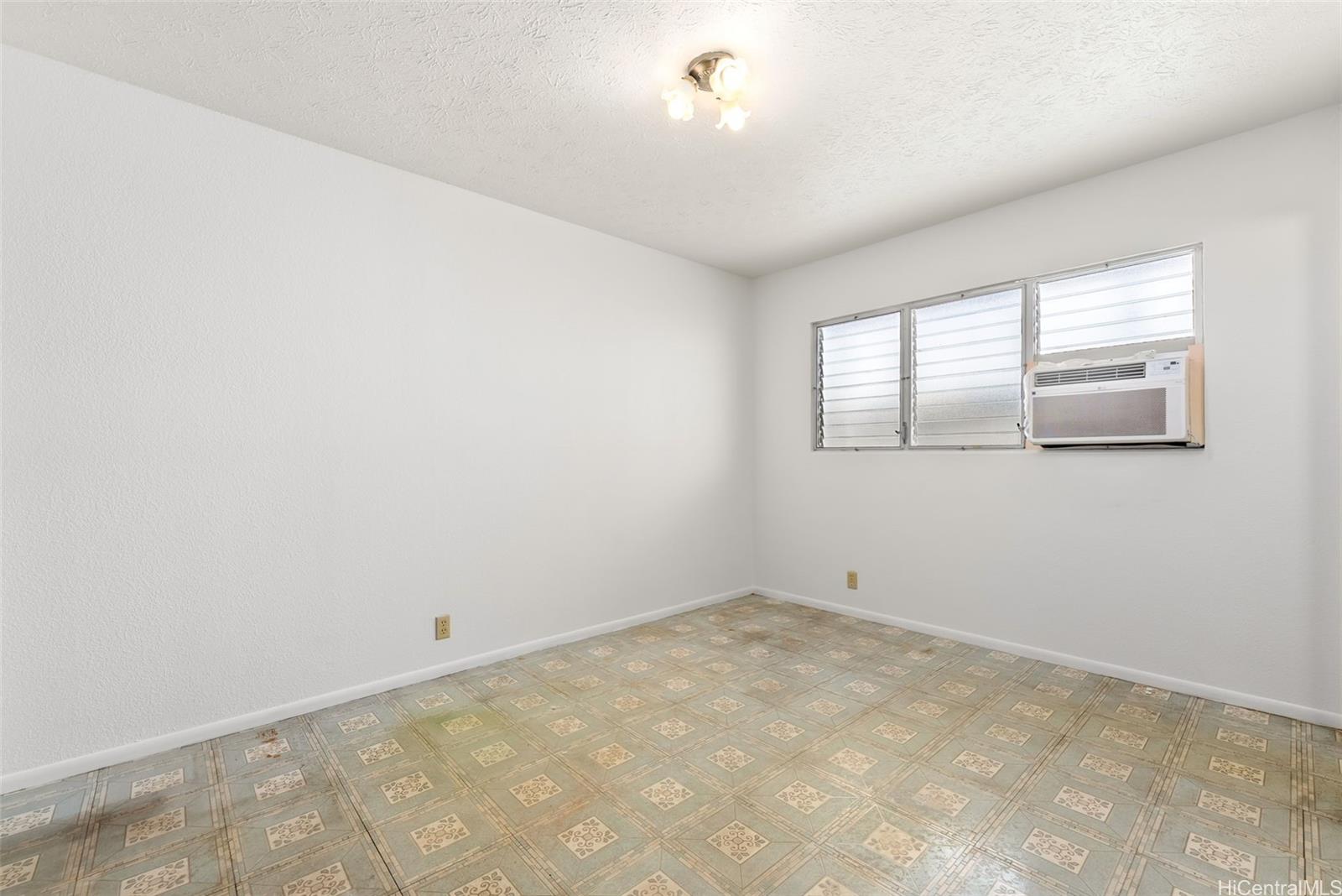 Photo 19 of 25