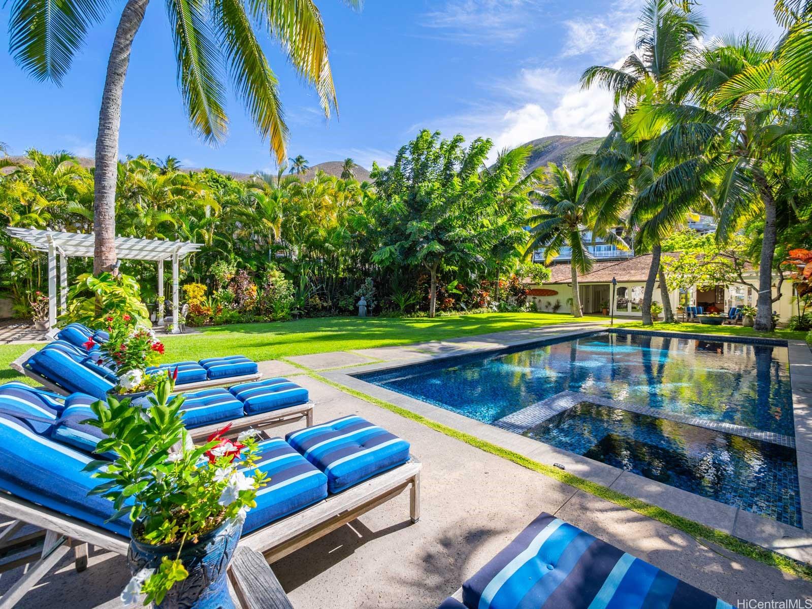 1586 Mokulua Drive