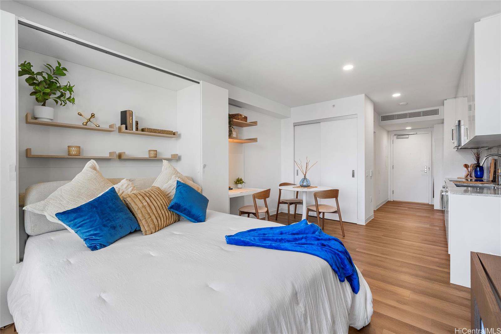 987 Queen Street  Unit 2809