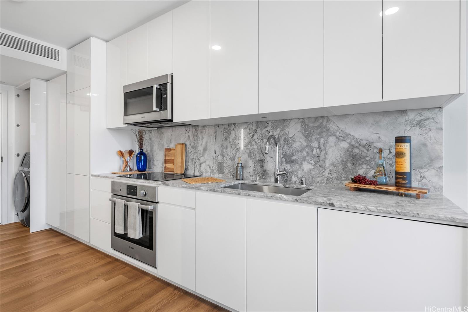 987 Queen Street  Unit 2809