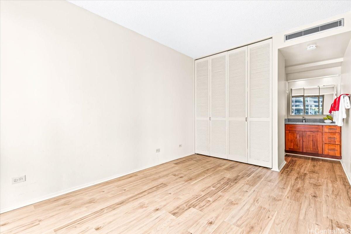225 Queen Street  Unit 11E