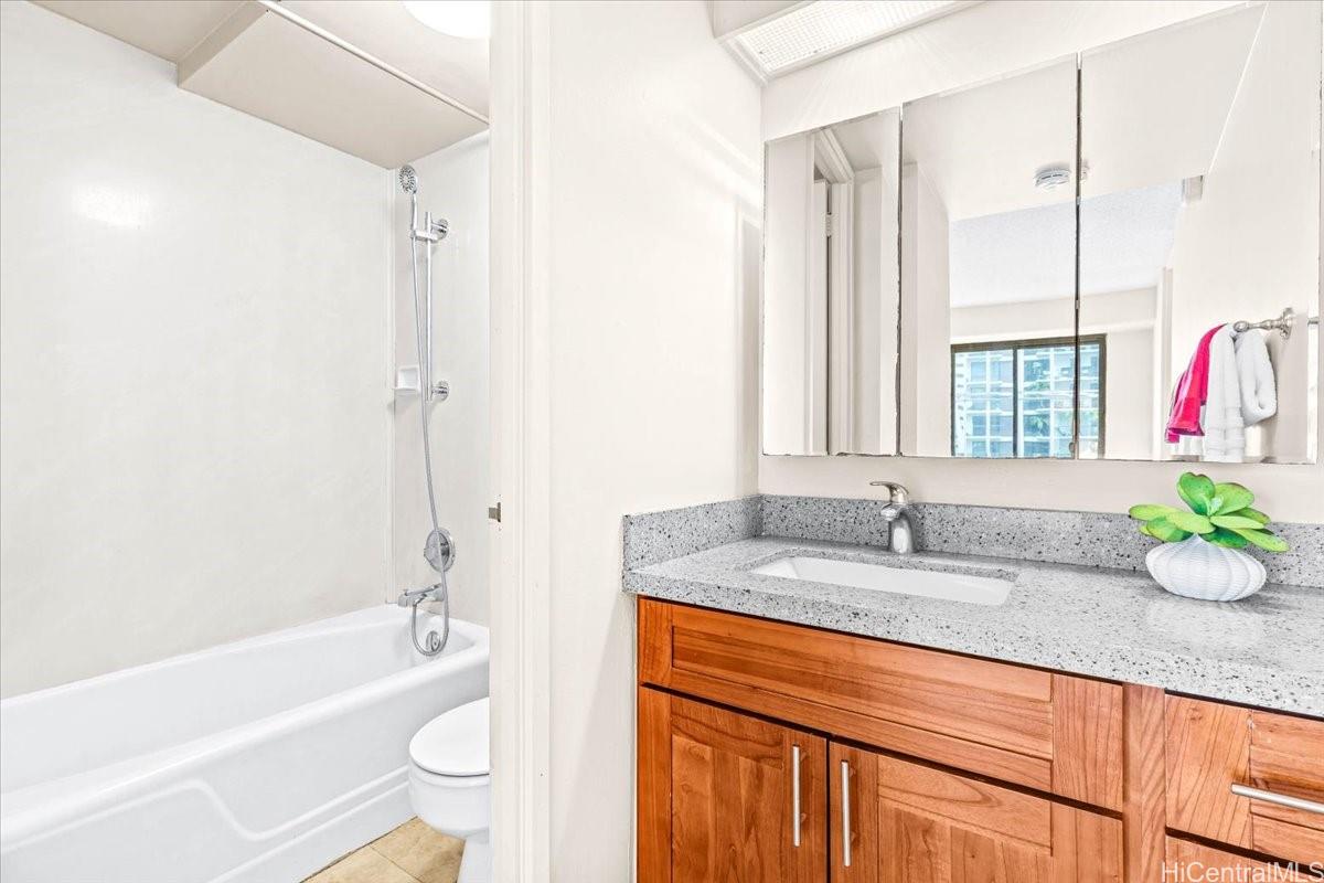 225 Queen Street  Unit 11E