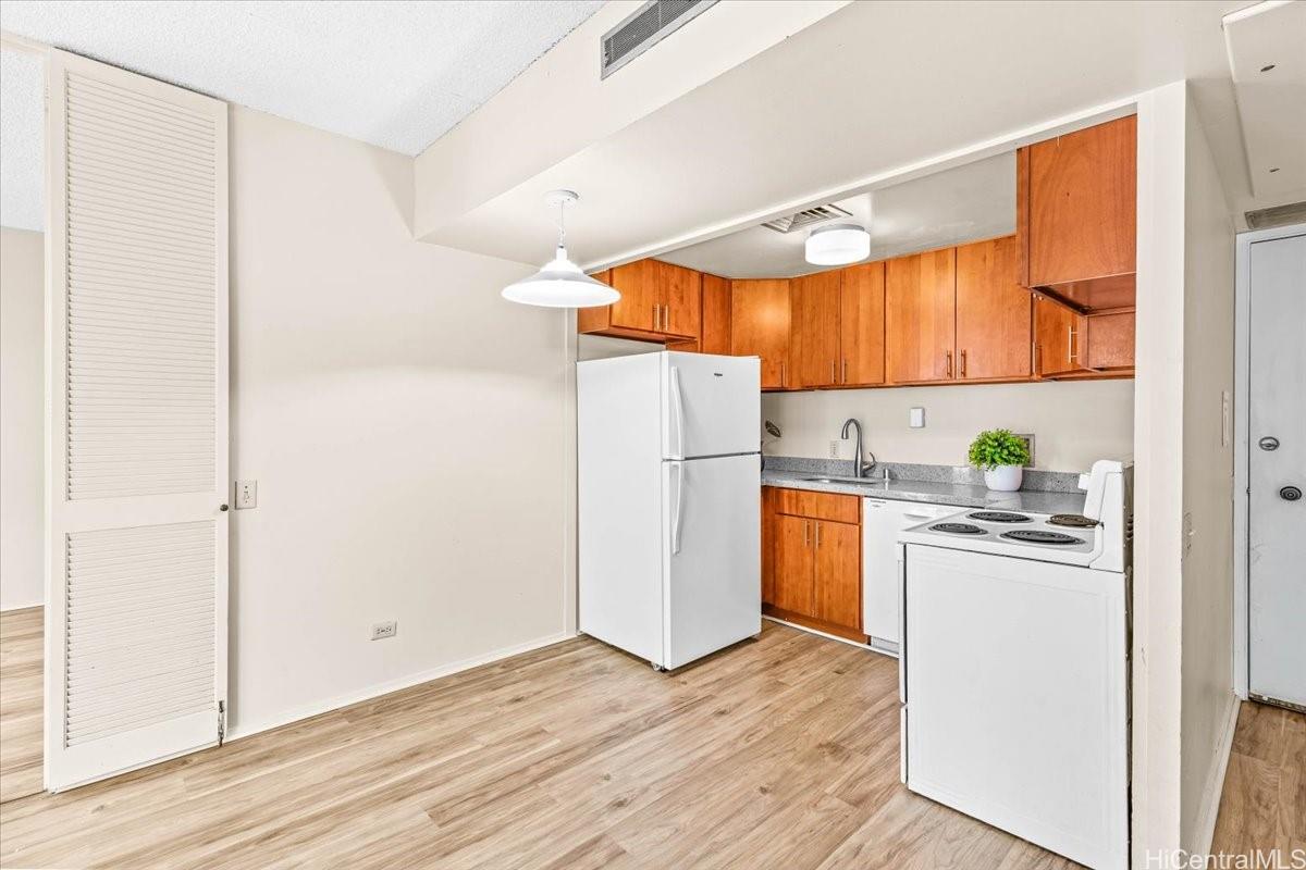 225 Queen Street  Unit 11E