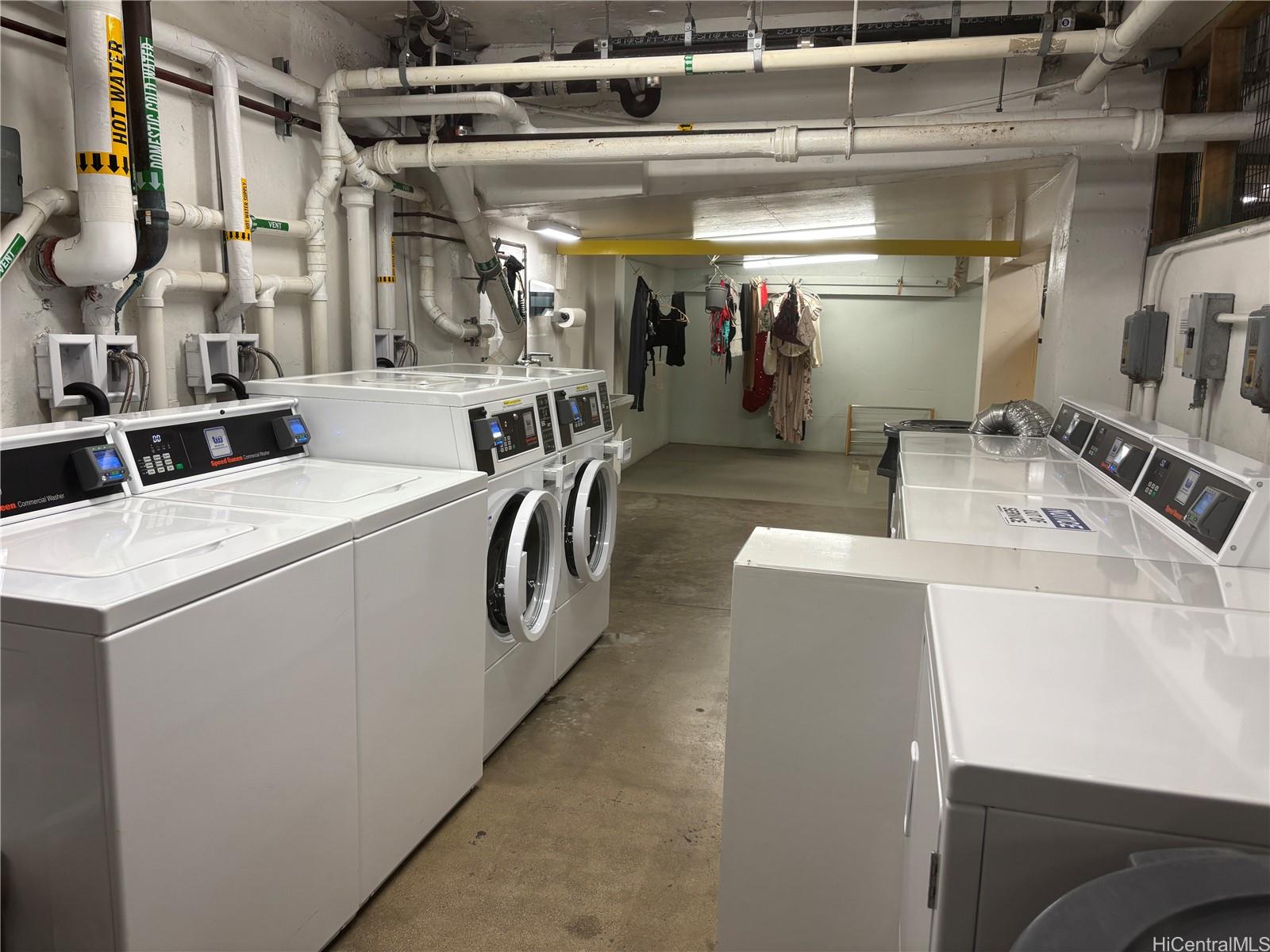 2957 Kalakaua Avenue  Unit 211