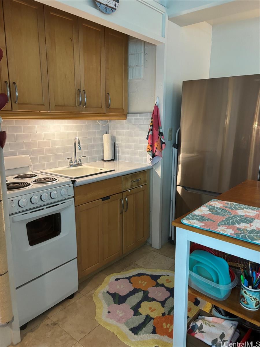 2957 Kalakaua Avenue  Unit 211