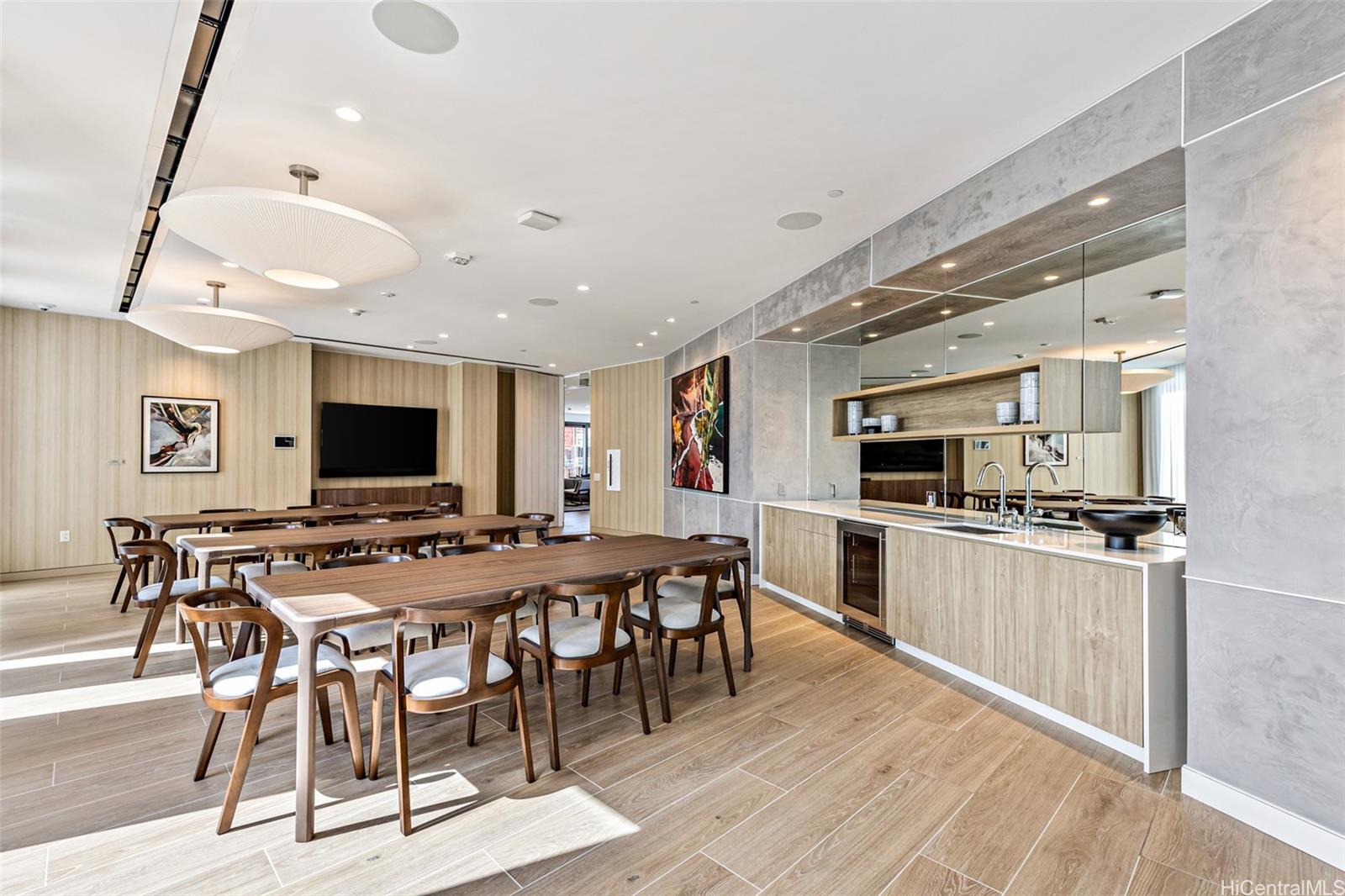 987 Queen Street  Unit 525