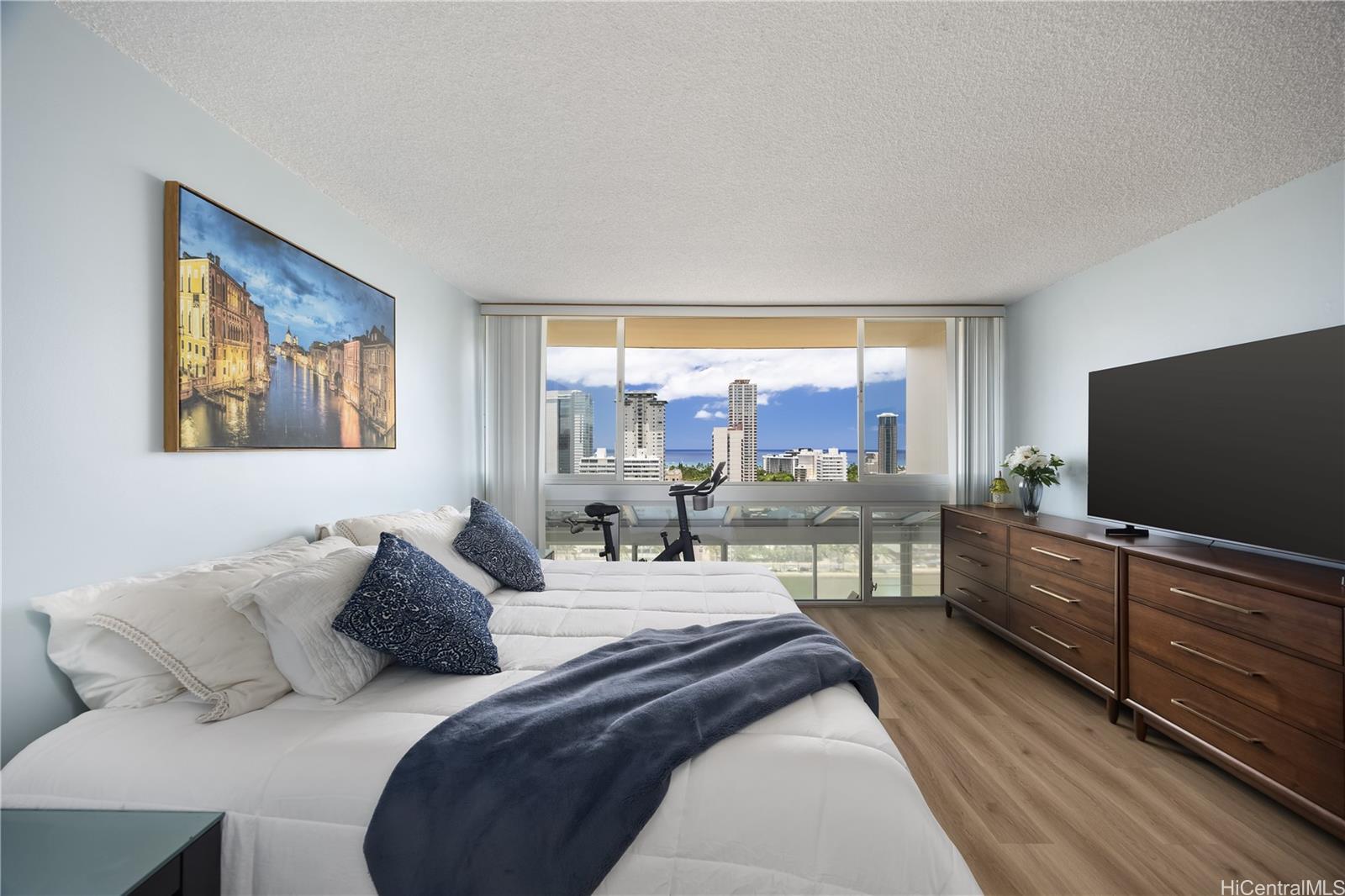 500 University Avenue  Unit 2204