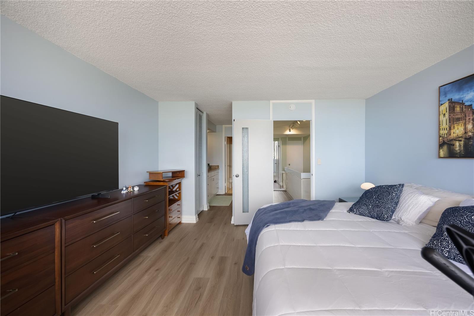 500 University Avenue  Unit 2204