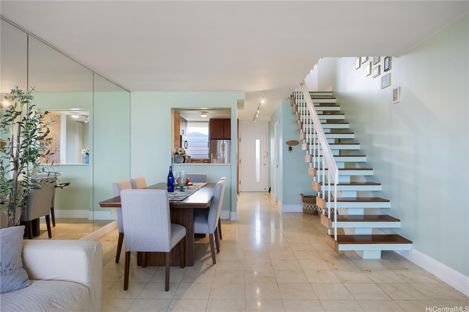 500 University Avenue  Unit 2204