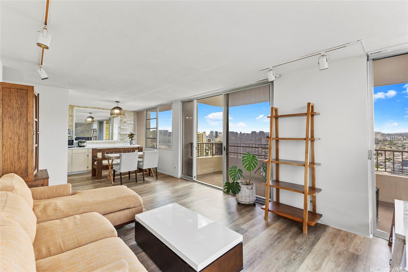 2825 S King Street 2504