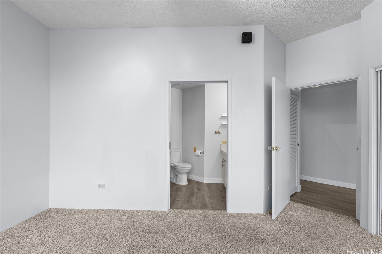 Photo 18 of 25