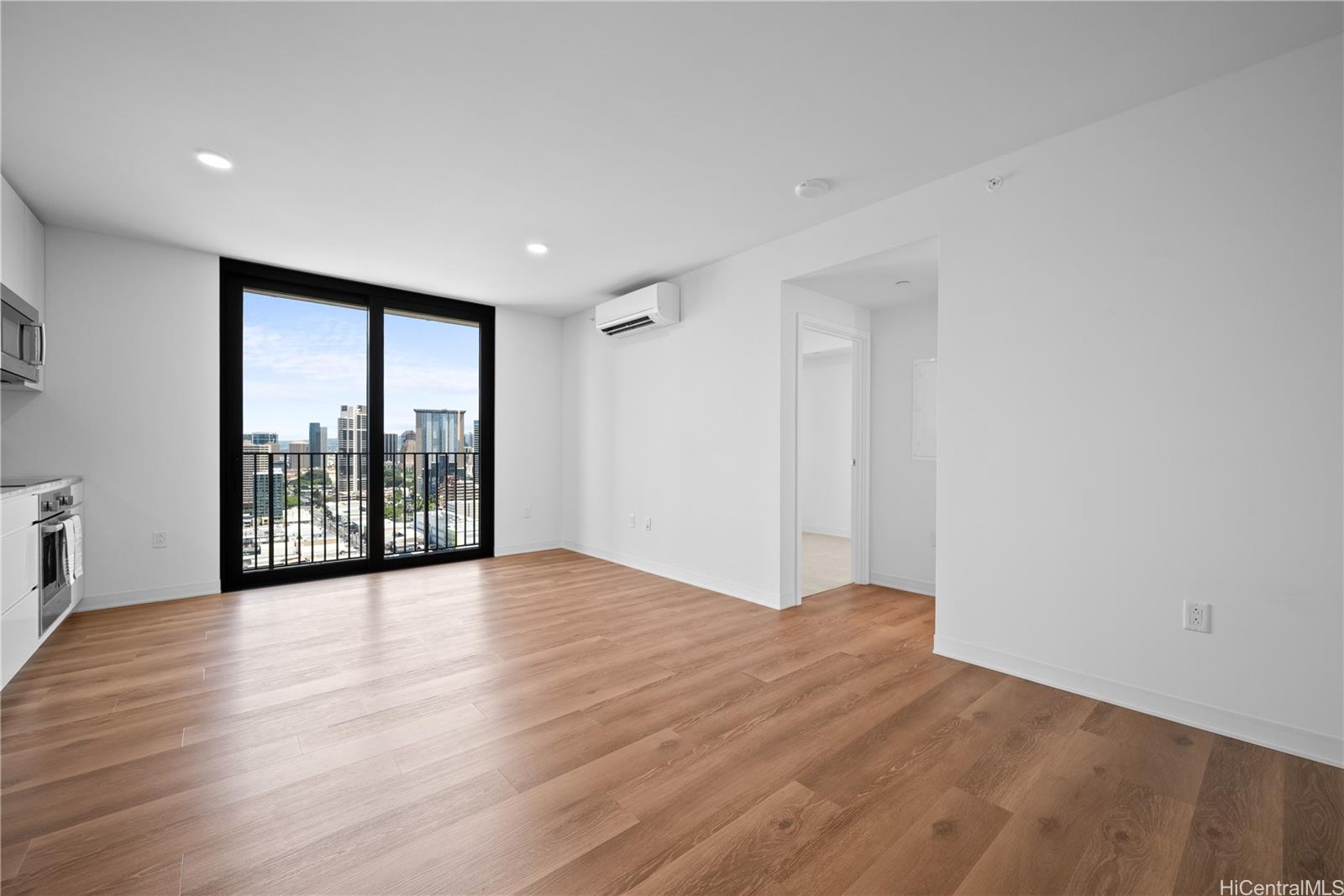 987 Queen Street 2503