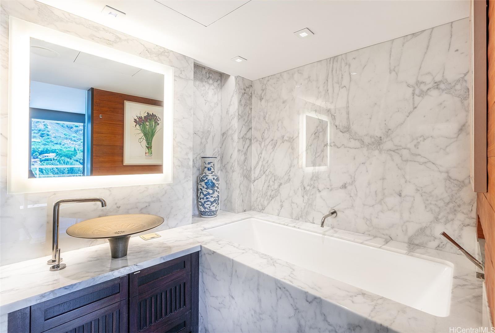 2979 Kalakaua Avenue  Unit 904