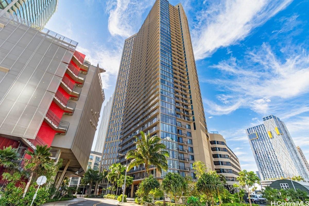 987 Queen Street 3602