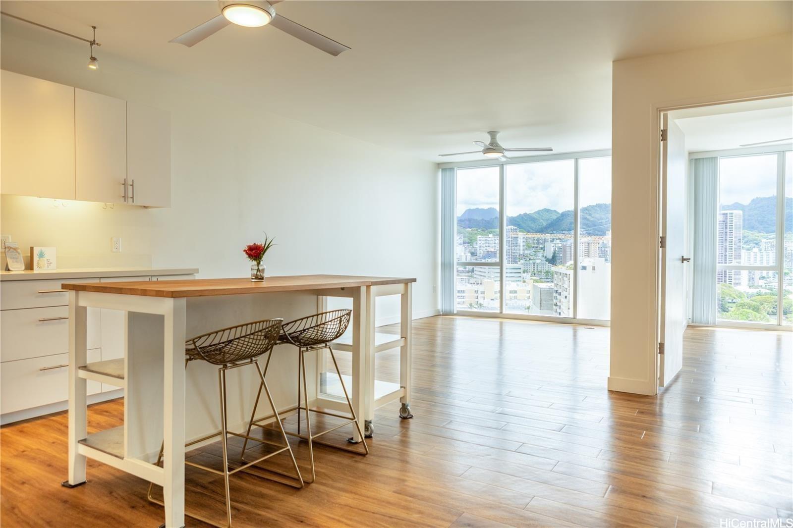 888 Kapiolani Boulevard 2001