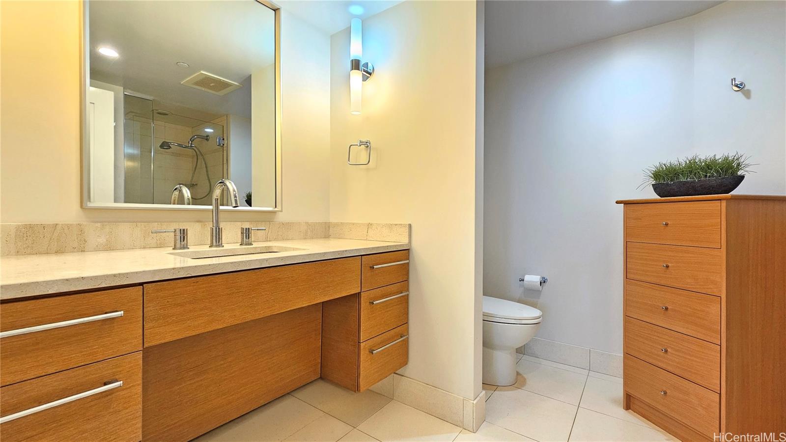 1177 Queen Street  Unit 3205