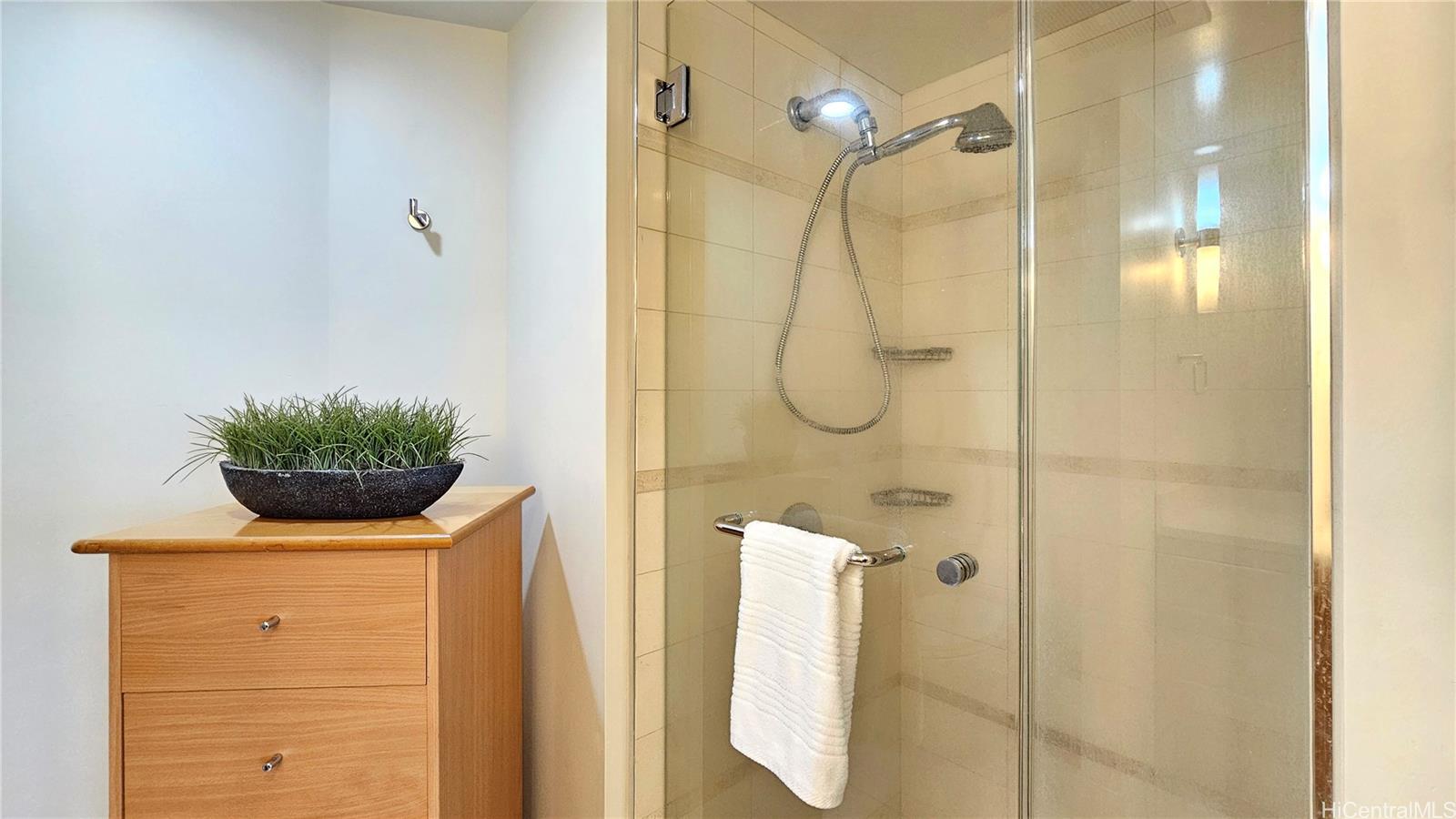 1177 Queen Street  Unit 3205