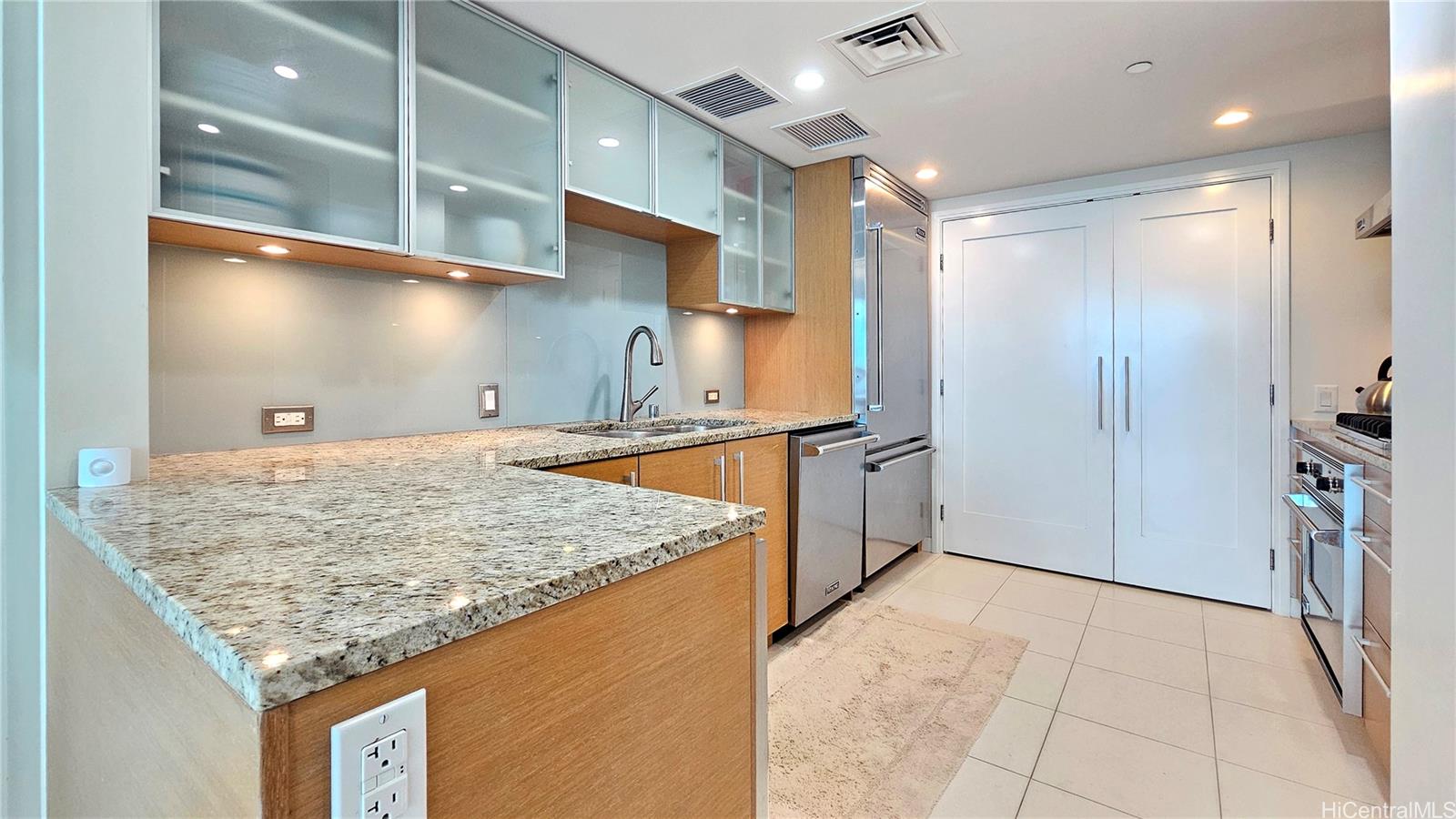 1177 Queen Street  Unit 3205