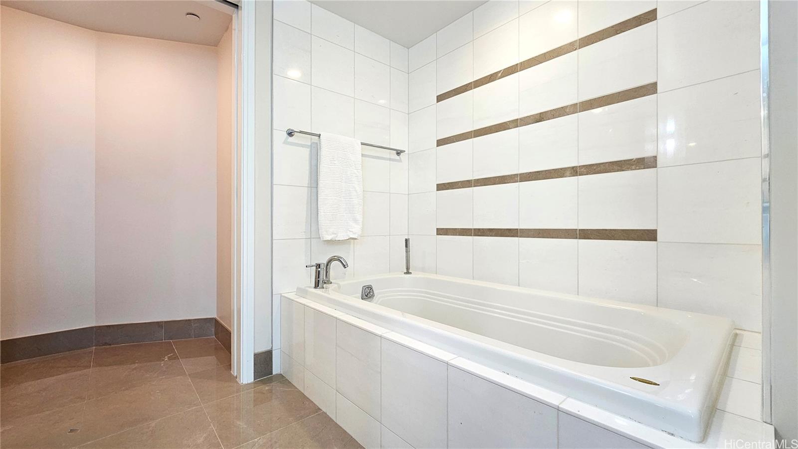 1177 Queen Street  Unit 3205