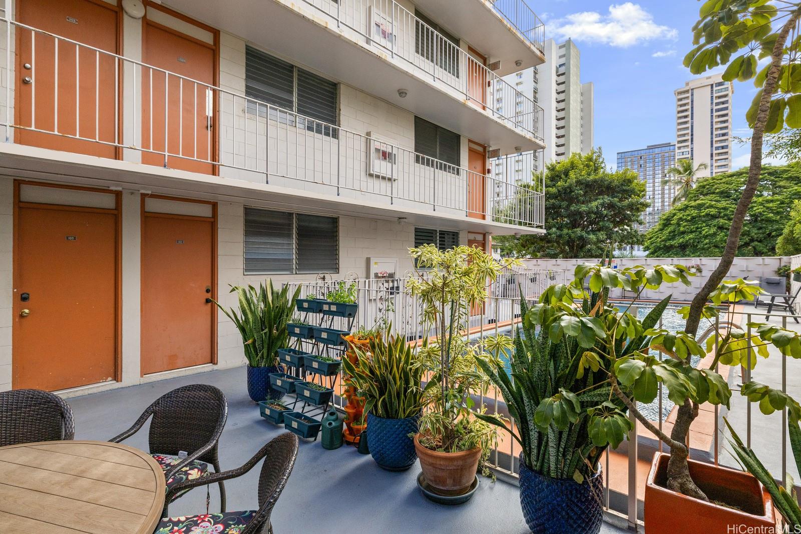 236 Liliuokalani Avenue 102