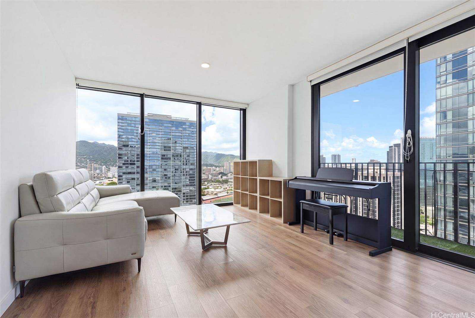 987 Queen Street 2814