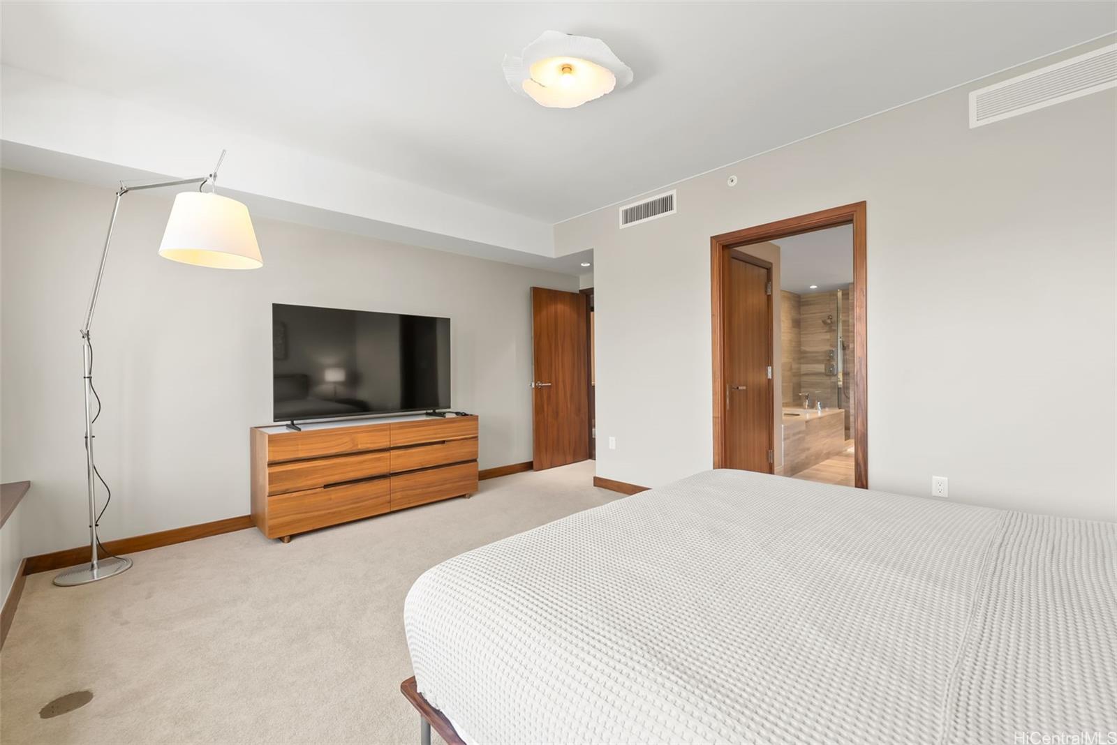 1555 Kapiolani Boulevard  Unit 1800