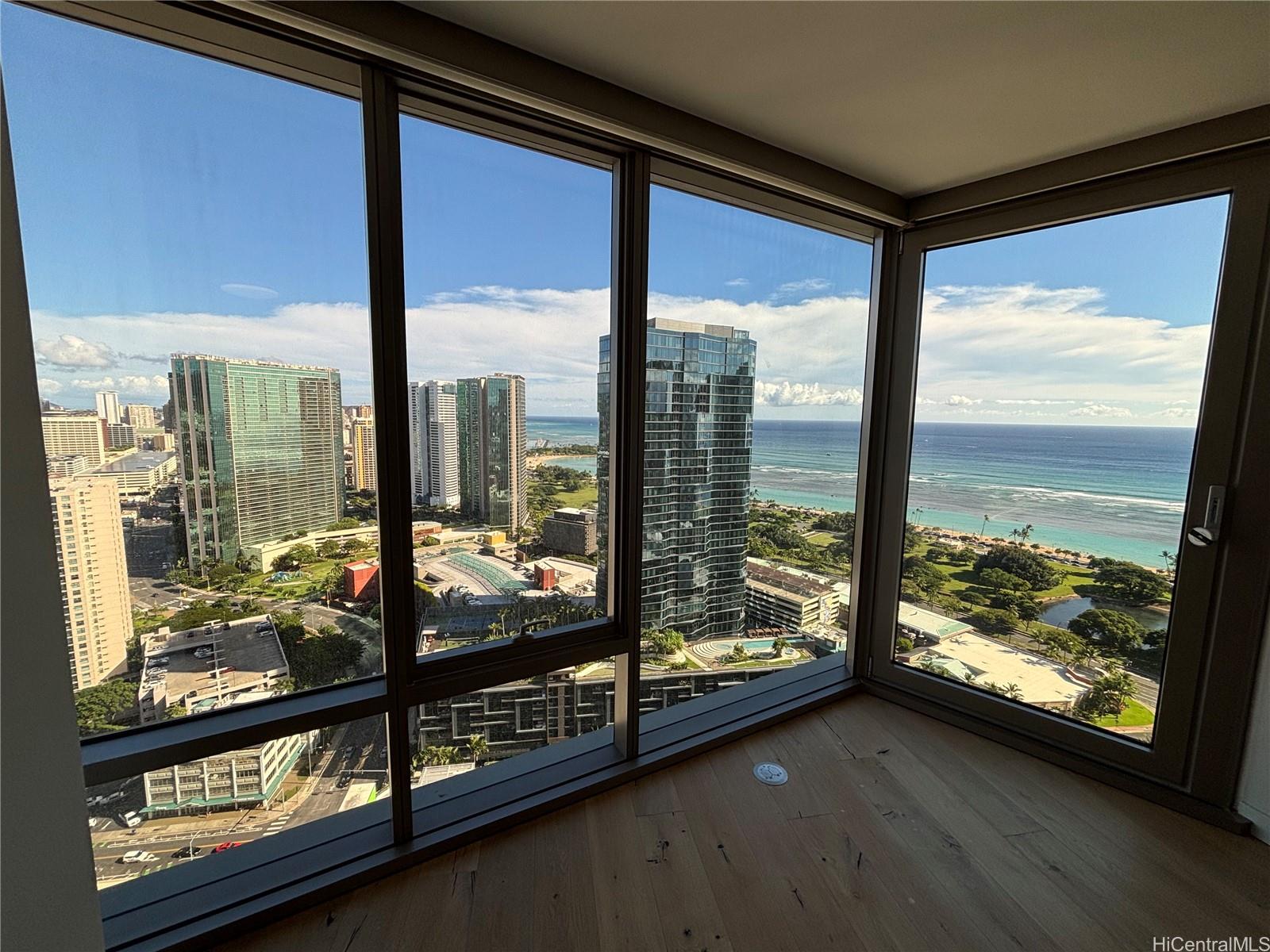 1001 Queen Street 3204
