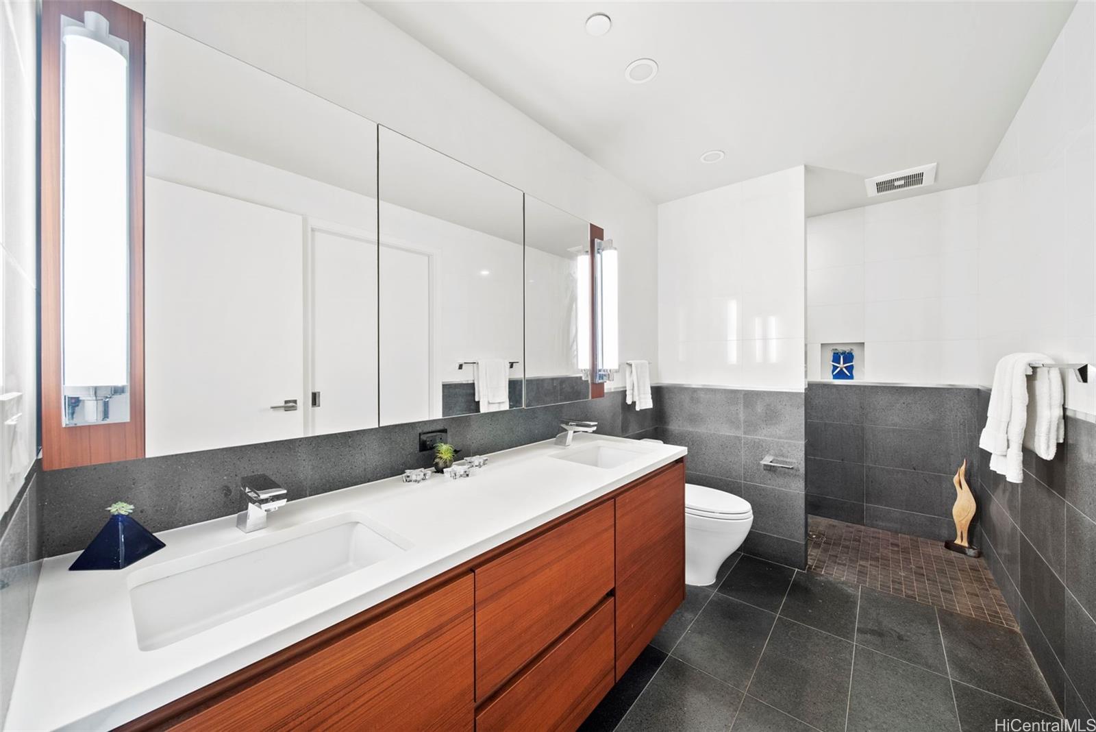 Photo 11 of 25