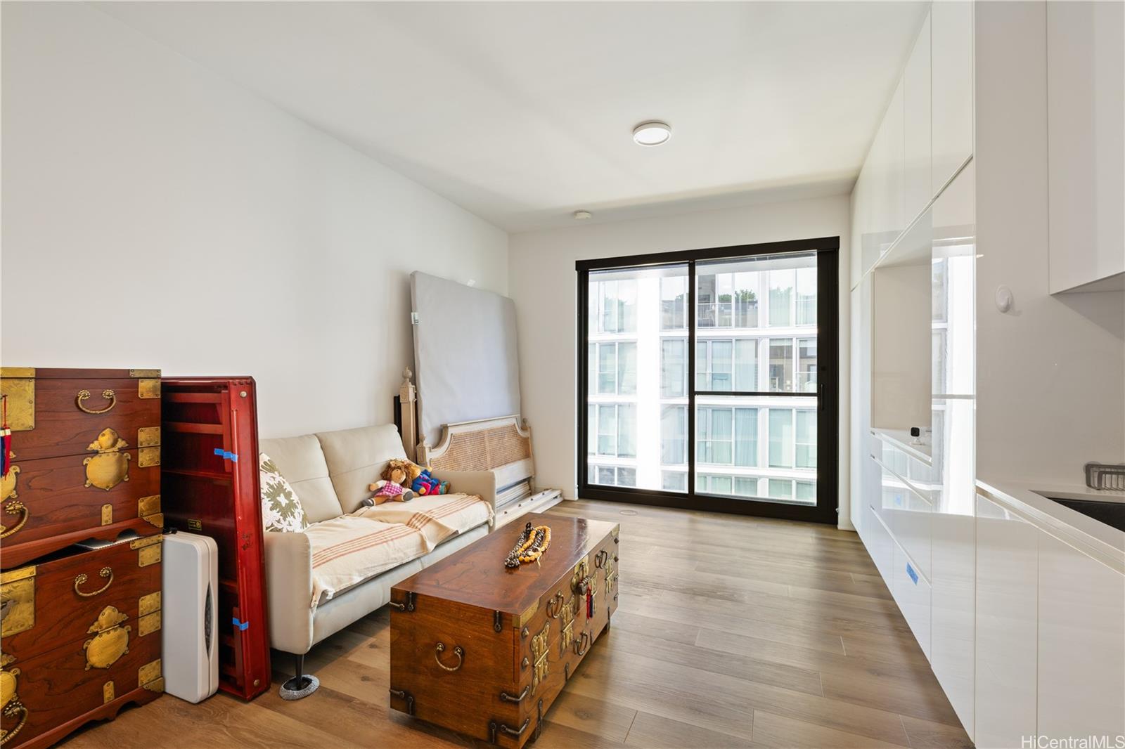 987 Queen Street 617